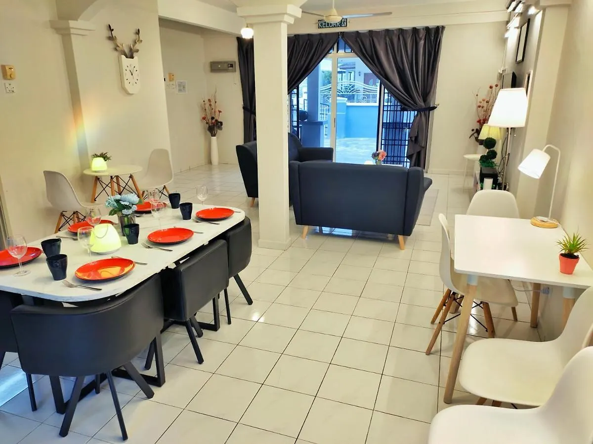 Dom wakacyjny Semi-Detached, Up To 21 Pax, 4 Bedrooms, 3 Bathrooms, 4 Car Parks By Star Home Bayan Lepas