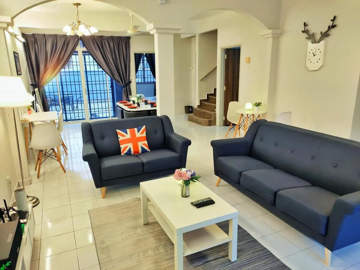 Semi-Detached, Up To 21 Pax, 4 Bedrooms, 3 Bathrooms, 4 Car Parks By Star Home Bayan Lepas Dom wakacyjny