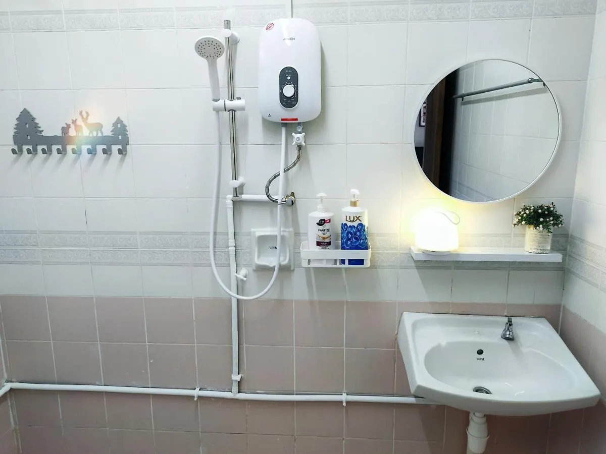 Dom wakacyjny Semi-Detached, Up To 21 Pax, 4 Bedrooms, 3 Bathrooms, 4 Car Parks By Star Home Bayan Lepas
