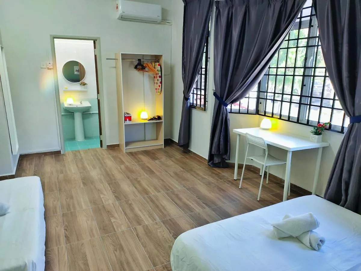 Dom wakacyjny Semi-Detached, Up To 21 Pax, 4 Bedrooms, 3 Bathrooms, 4 Car Parks By Star Home Bayan Lepas