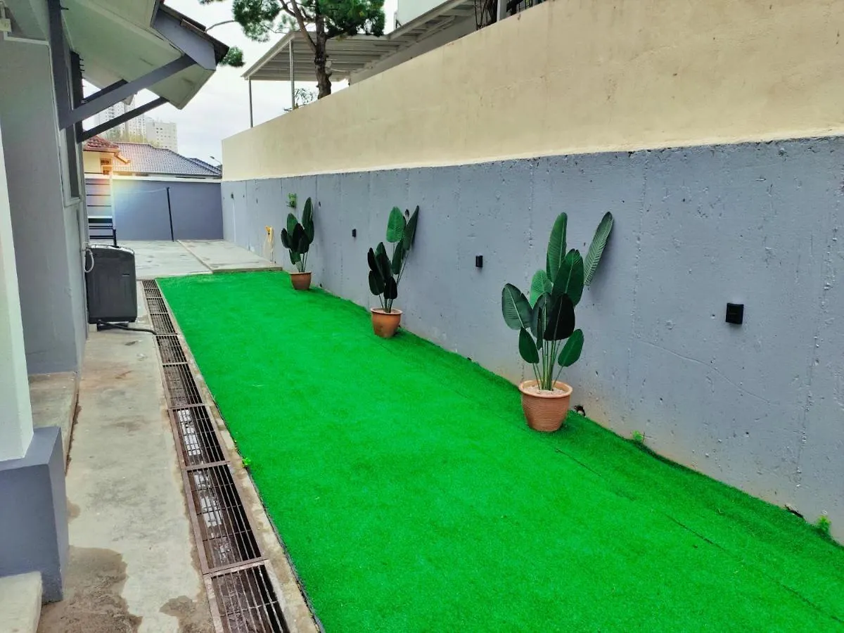 Dom wakacyjny Semi-Detached, Up To 21 Pax, 4 Bedrooms, 3 Bathrooms, 4 Car Parks By Star Home Bayan Lepas